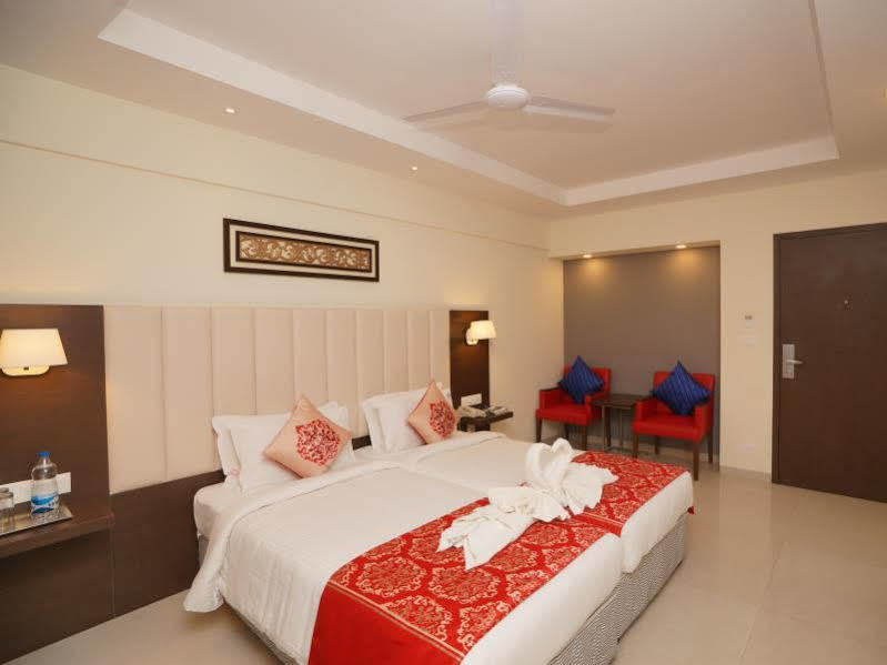 Ganpat Grand Hotel Пални Екстериор снимка