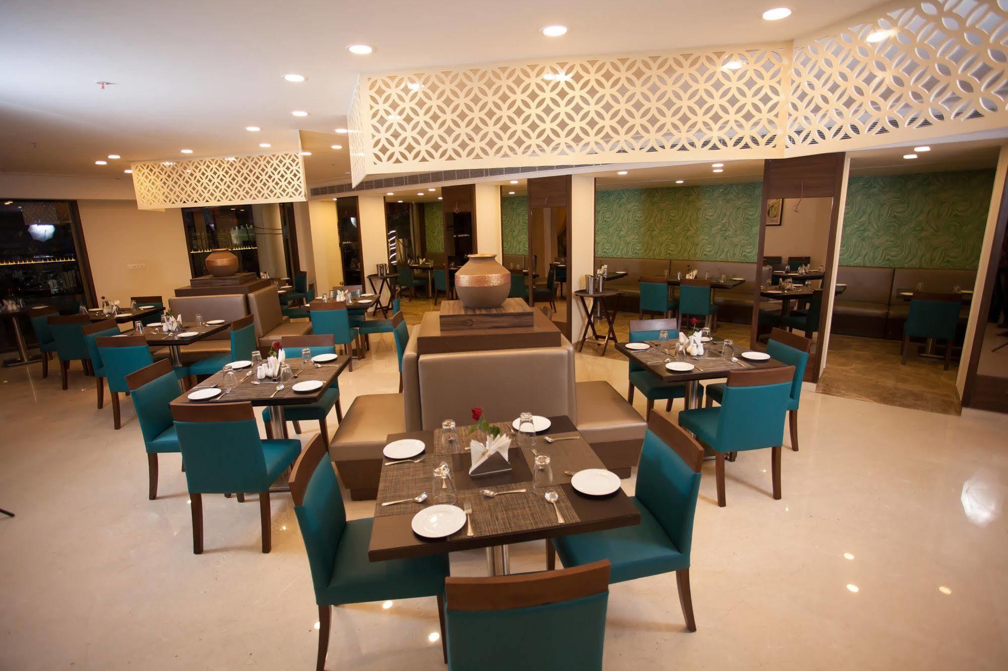 Ganpat Grand Hotel Пални Екстериор снимка