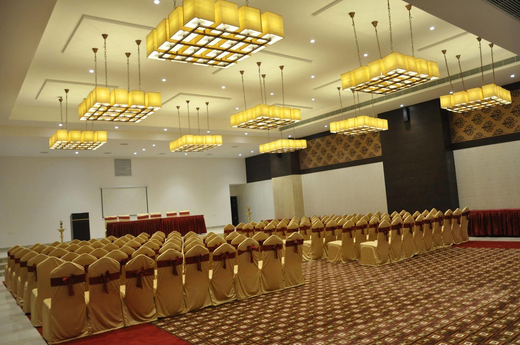 Ganpat Grand Hotel Пални Екстериор снимка